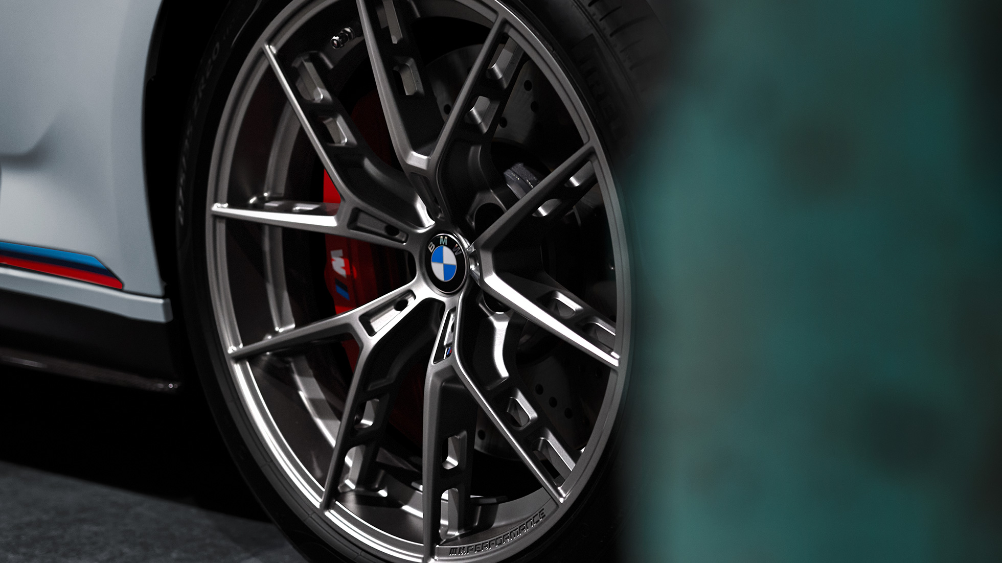 Cerchio forgiato M Performance da 20", styling a Y n° 863 M in Ferric Grey opaco Primo piano Cerchio forgiato Accessori BMW M Performance da 20" M styling a Y nº 863 M Ferric Grey opaco Primo piano