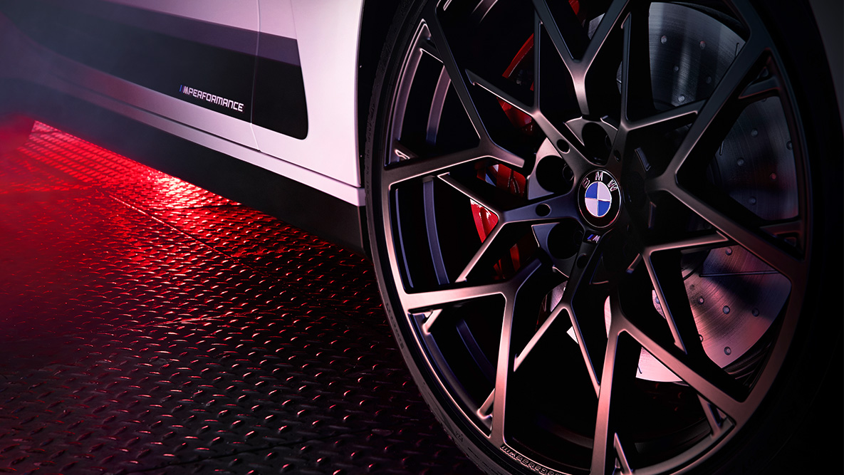 Cerchio forgiato M Performance da 20” styling a Y n° 795 M in Jet Black opaco della BMW Serie 4 Coupé G22. Cerchio forgiato M Performance da 20” styling a Y n° 795 M in Jet Black opaco della BMW Serie 4 Coupé G22 primo piano