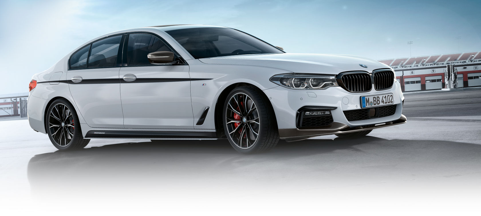 BMW Serie 3 Berlina, Accessori BMW M Performance. Vista laterale della BMW Serie 3 Berlina su un parcheggio con cielo blu.