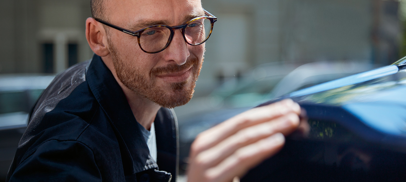 Un uomo accarezza la propria BMW Un uomo accarezza la propria BMW