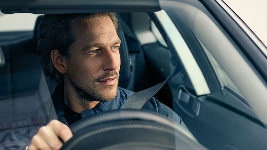 BMW Service Inclusive BMW Service Inclusive: Uomo al volante di una BMW