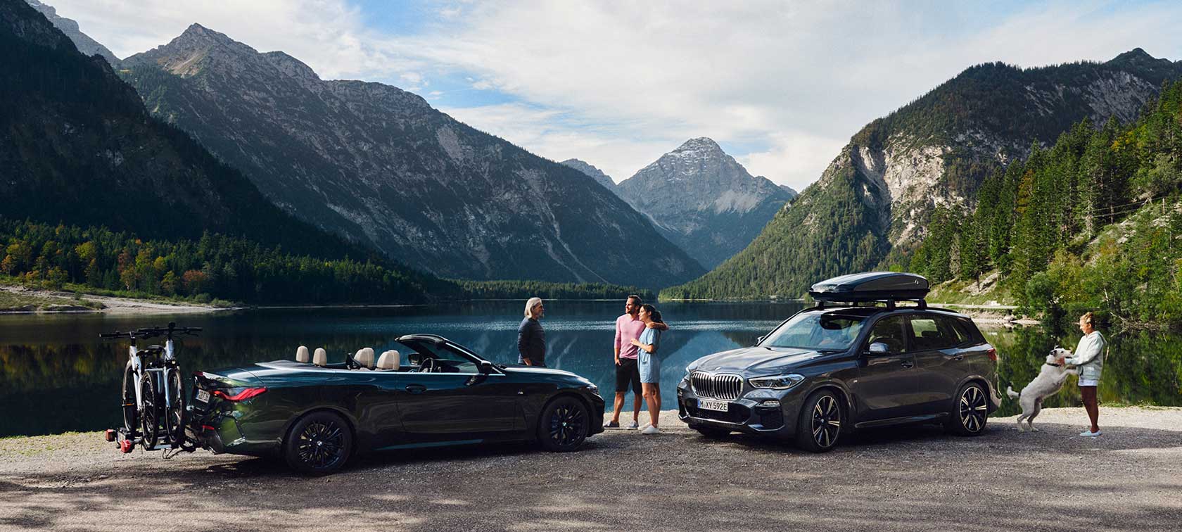 Accessori originali BMW e BMW Service per la primavera e l'estate Accessori BMW primavera ed estate. Auto BMW davanti a un paesaggio montano con lago