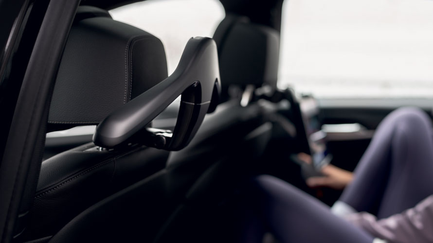 BMW TRAVEL & COMFORT SYSTEM - gruccia appendiabiti. BMW TRAVEL & COMFORT SYSTEM - gruccia appendiabiti.