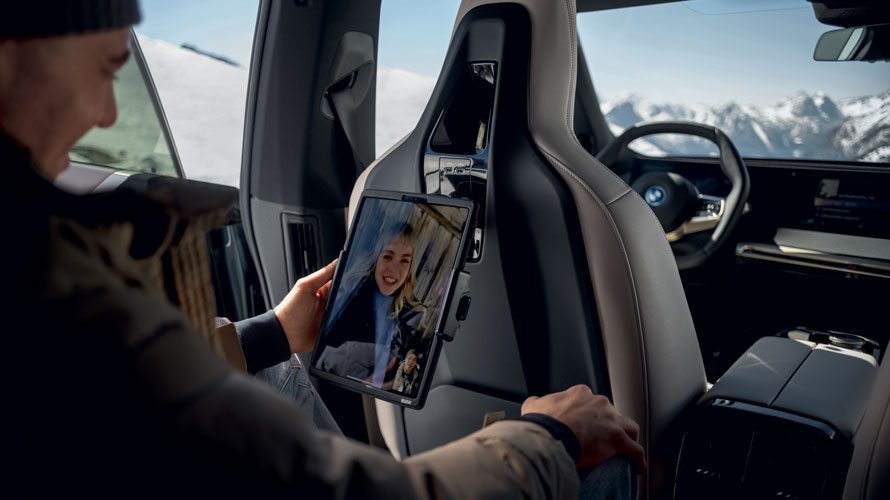 BMW TRAVEL & COMFORT SYSTEM - supporto universale per tablet. BMW TRAVEL & COMFORT SYSTEM - supporto universale per tablet.