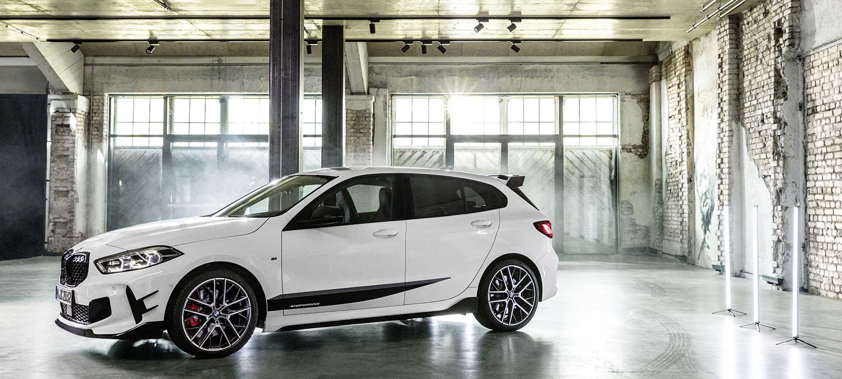 BMW Serie1 con pacchetto BMW M performance vista di 3/4. BMW Serie1 con pacchetto BMW M performance vista di 3/4.