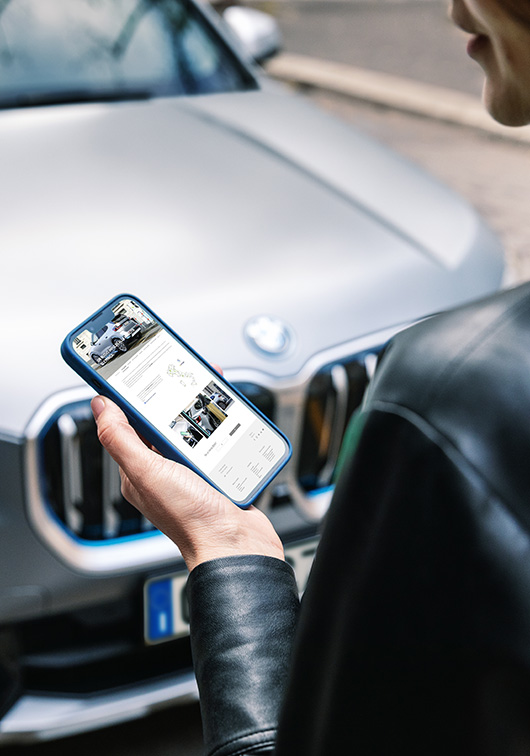 BMW BECHARGE ragazza al cellulare
