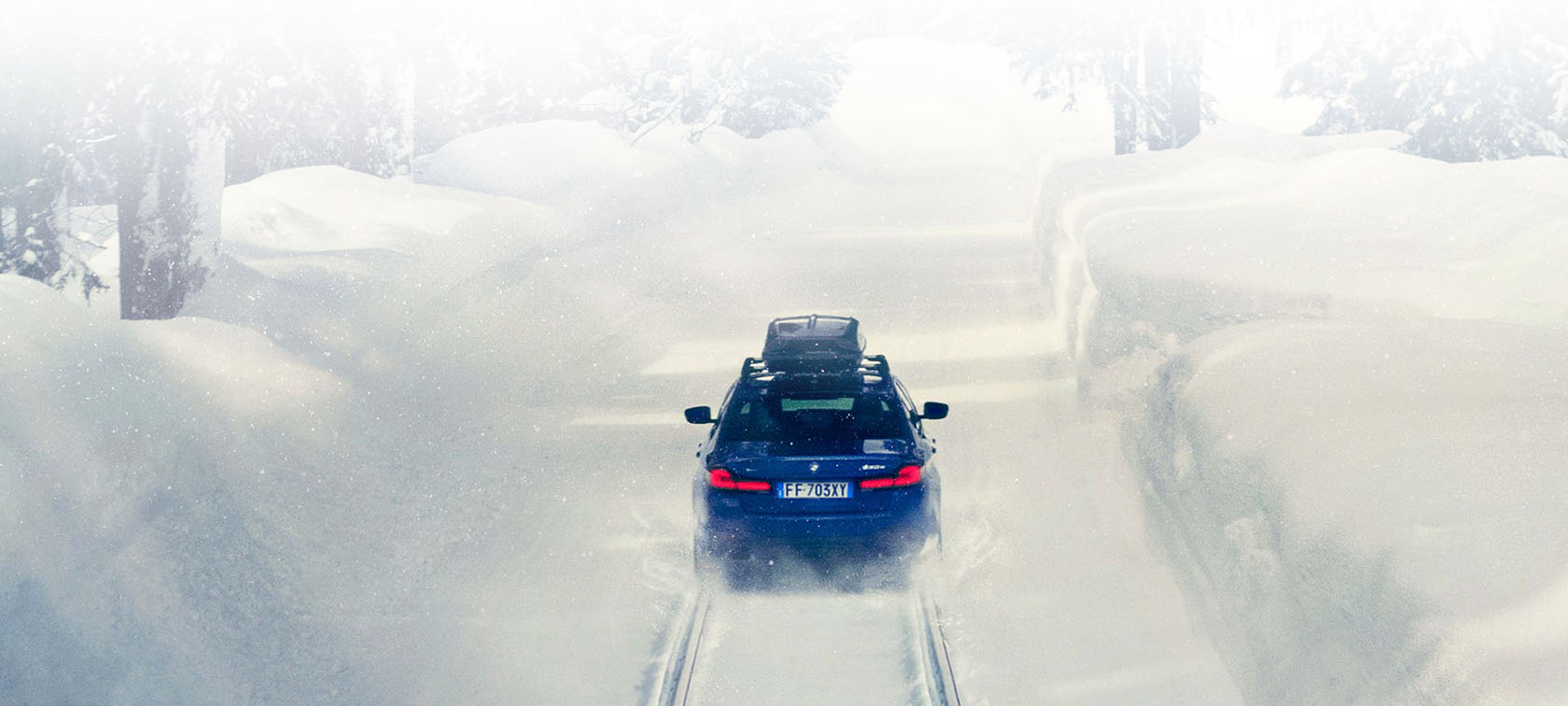 Accessori originali BMW e BMW Service per l'autunno e l'inverno Una donna e un uomo con un gommone si divertono nella neve
