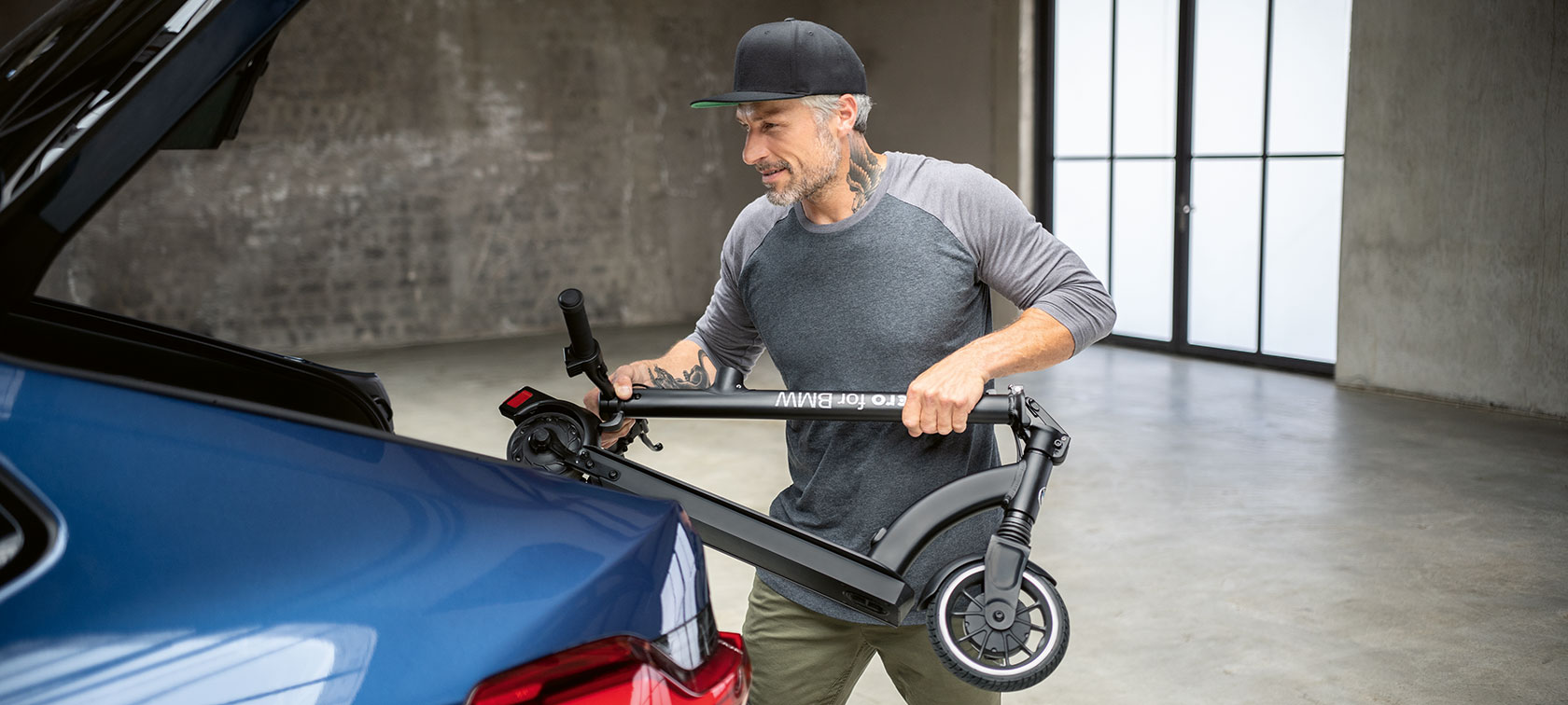 BMW City Scooter Con pratico meccanismo di ripiegamento, parafango e cavalletto