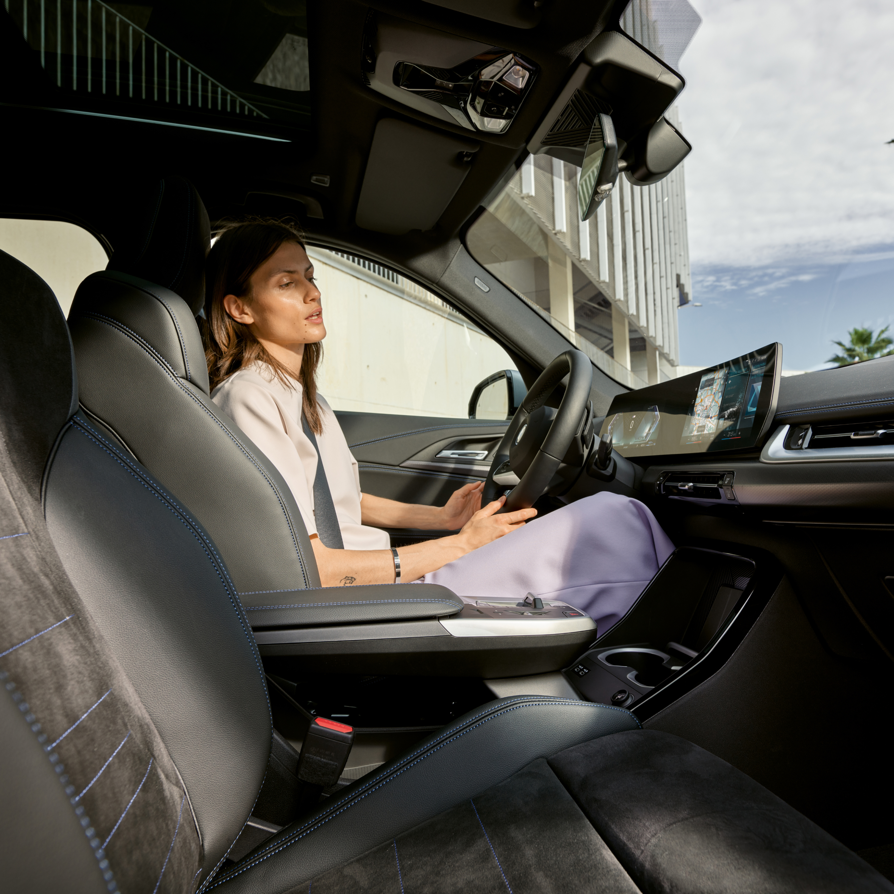 Persona che guarda il control display della BMW