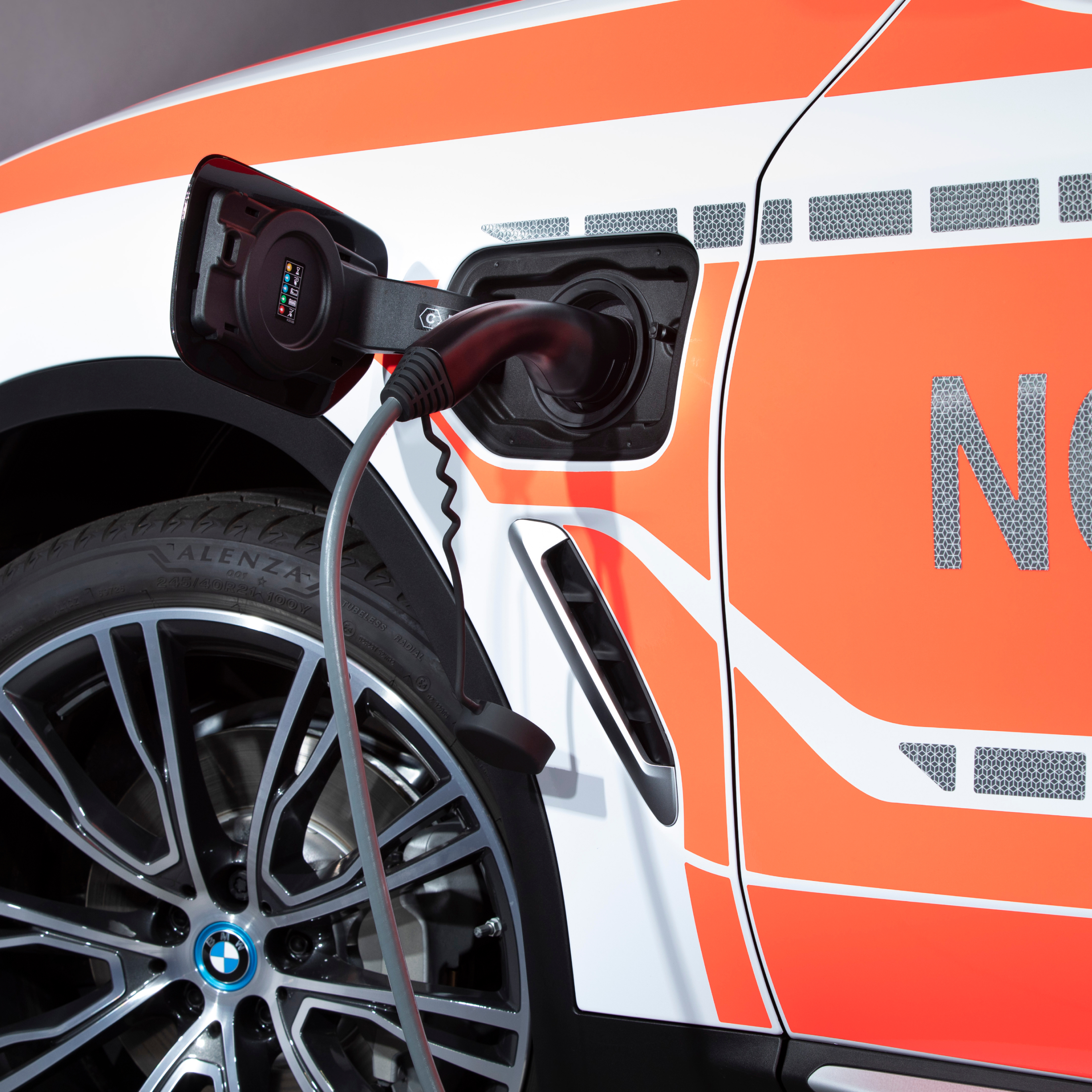 Un veicolo BMW di pronto intervento delle autorità Plug-in Hybrid è in carica – Dettagli del cavo di ricarica