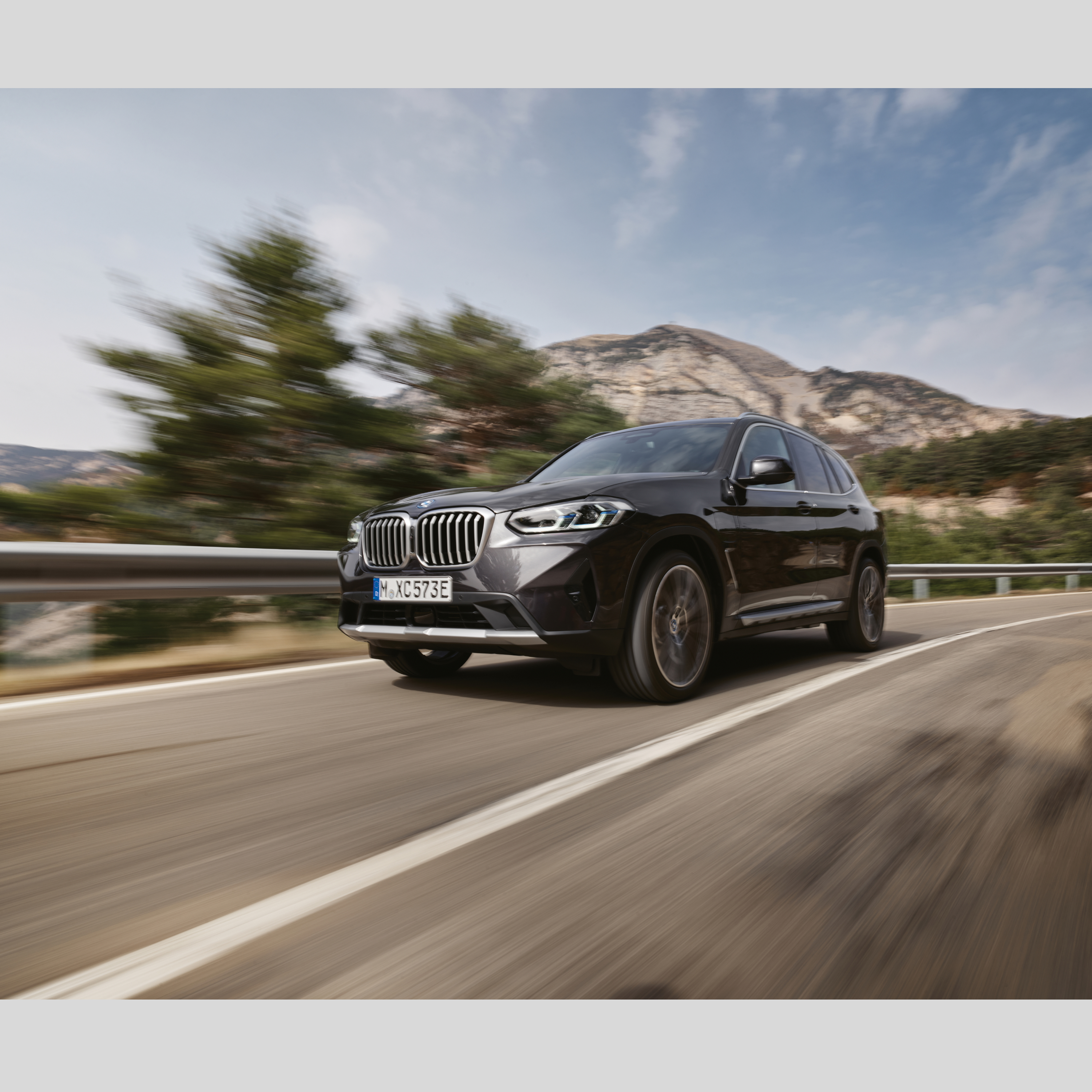 Un veicolo BMW di pronto intervento delle autorità procede su una strada