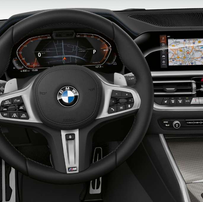 BMW Serie 3 Berlina, Cockpit Versione Sport. Primo piano frontale del cockpit del guidatore della BMW Serie 3 Berlina con equipaggiamenti della Versione Sport.