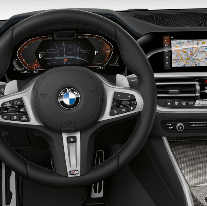 BMW Serie 3 Berlina, Cockpit Versione Sport. Primo piano frontale del cockpit del guidatore della BMW Serie 3 Berlina con equipaggiamenti della Versione Sport.