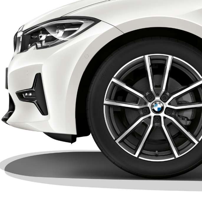 BMW Serie 3 Berlina, cerchio in lega leggera della Versione Sport. Primo piano di un cerchio in lega leggera BMW Serie Berlina con equipaggiamento della Versione Sport.