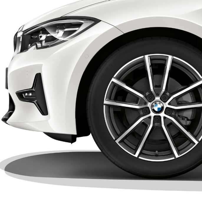 BMW Serie 3 Berlina, cerchio in lega leggera della Versione Sport. Primo piano di un cerchio in lega leggera BMW Serie Berlina con equipaggiamento della Versione Sport.