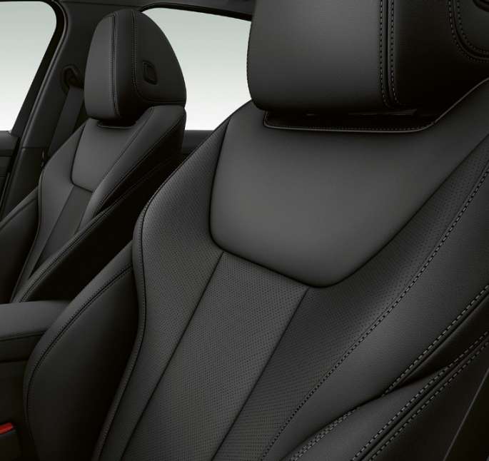 BMW Serie 3 Berlina, sedili anteriori della Versione Sport. Primo piano laterale dei sedili anteriori della BMW Serie 3 Berlina con equipaggiamento della Versione Sport.