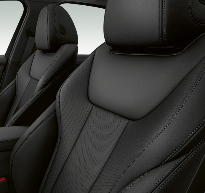 BMW Serie 3 Berlina, sedili anteriori della Versione Sport. Primo piano laterale dei sedili anteriori della BMW Serie 3 Berlina con equipaggiamento della Versione Sport.