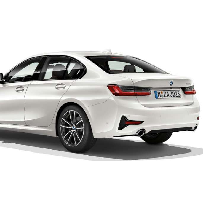 BMW Serie 3 Berlina, posteriore della Versione Sport. Inquadratura posteriore a tre quarti della BMW Serie 3 Berlina con equipaggiamenti della Versione Sport.