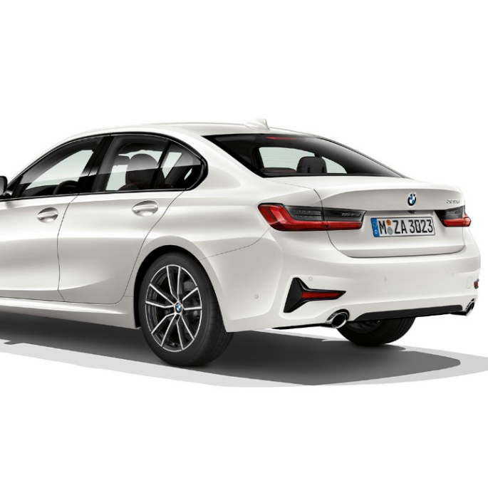 BMW Serie 3 Berlina, posteriore della Versione Sport. Inquadratura posteriore a tre quarti della BMW Serie 3 Berlina con equipaggiamenti della Versione Sport.
