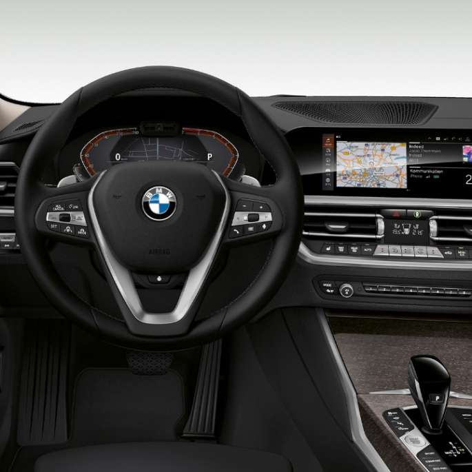 BMW Serie 3 Berlina, Cockpit della Versione Luxury. Primo piano frontale del cockpit lato guida della BMW Serie 3 Berlina con equipaggiamenti della Versione Luxury.
