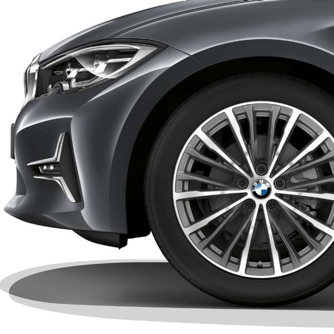 BMW Serie 3 Berlina, cerchio in lega leggera della Versione Luxury. Primo piano del cerchio in lega leggera della BMW Serie 3 Berlina con equipaggiamento della Versione Luxury.