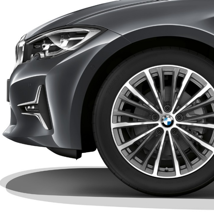 BMW Serie 3 Berlina, cerchio in lega leggera della Versione Luxury. Primo piano del cerchio in lega leggera della BMW Serie 3 Berlina con equipaggiamento della Versione Luxury.