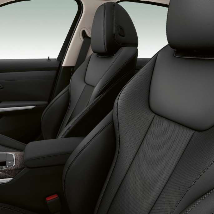 BMW Serie 3 Berlina, sedili anteriori della Versione Luxury. Primo piano laterale dei sedili anteriori della BMW Serie 3 Berlina con equipaggiamenti della Versione Luxury.