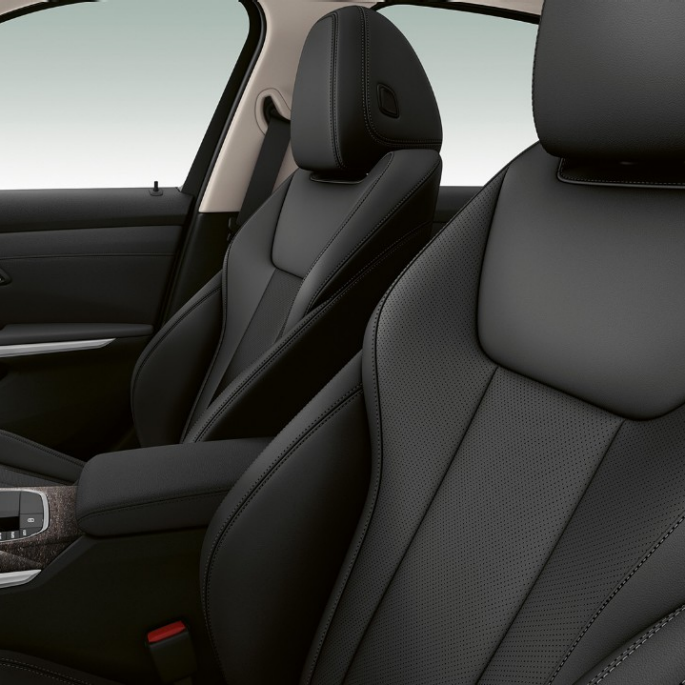 BMW Serie 3 Berlina, sedili anteriori della Versione Luxury. Primo piano laterale dei sedili anteriori della BMW Serie 3 Berlina con equipaggiamenti della Versione Luxury.