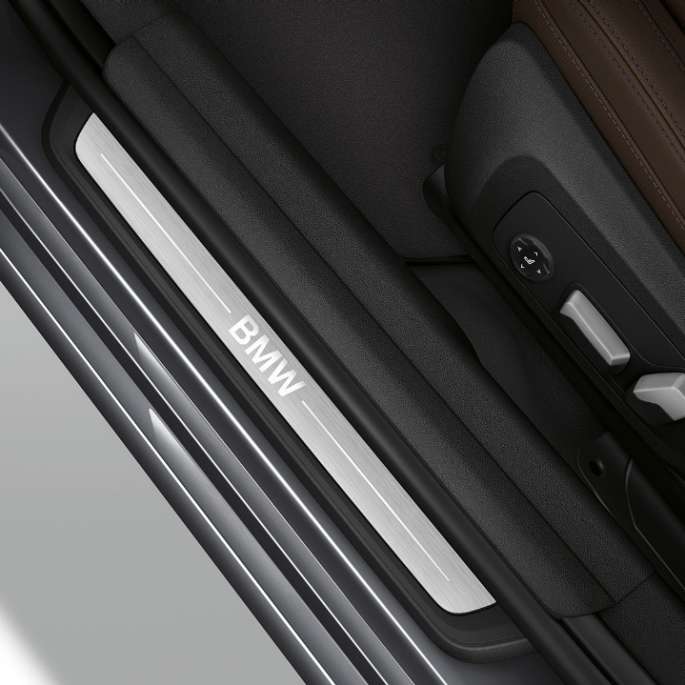 BMW Serie 3 Berlina, listelli battitacco della Versione Luxury. Vista dall’alto dei listelli battitacco della BMW Serie 3 Berlina con equipaggiamenti della Versione Luxury.