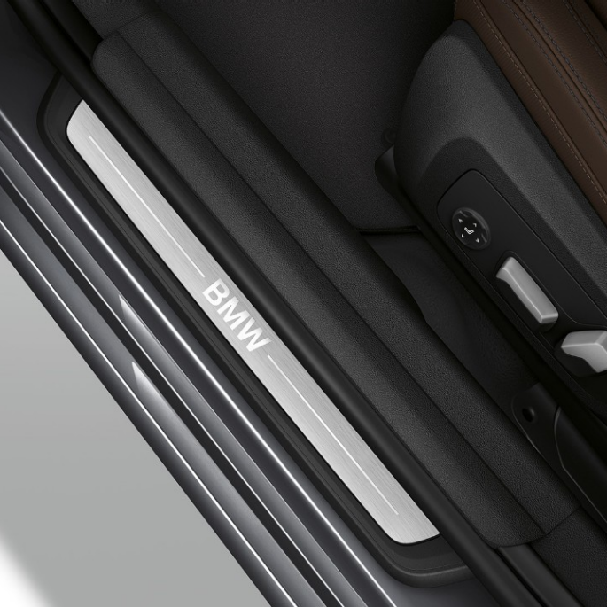 BMW Serie 3 Berlina, listelli battitacco della Versione Luxury. Vista dall’alto dei listelli battitacco della BMW Serie 3 Berlina con equipaggiamenti della Versione Luxury.