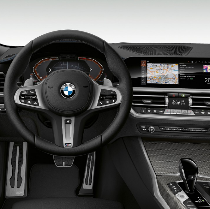 BMW Serie 3 Berlina, cockpit della Versione M Sport. Primo piano frontale del cockpit lato guida della BMW Serie 3 Berlina con equipaggiamenti della Versione M Sport.