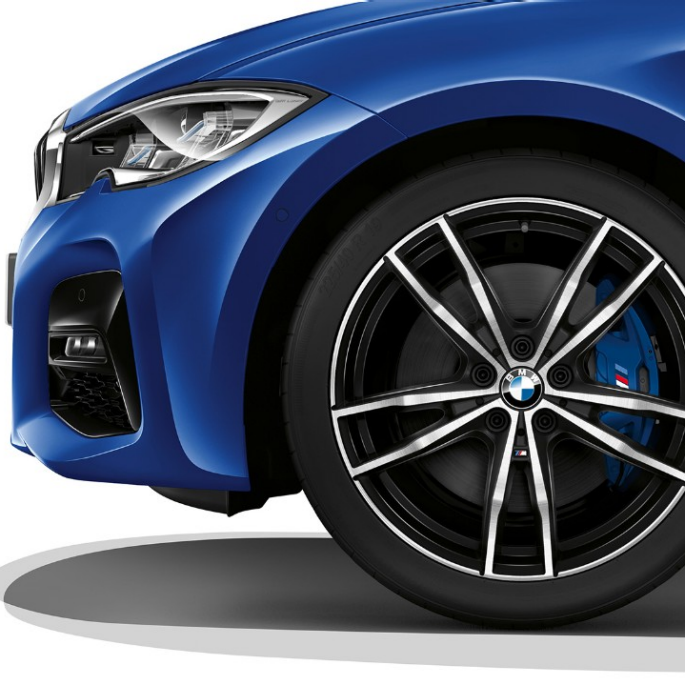 BMW Serie 3 Berlina, cerchio in lega leggera della Versione M Sport. Primo piano di un cerchio in lega leggera della BMW Serie 3 Berlina con equipaggiamenti della Versione M Sport.
