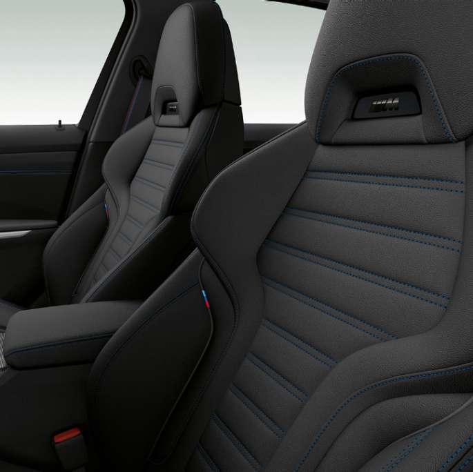 BMW Serie 3 Berlina, sedili anteriori della Versione M Sport Primo piano frontale dei sedili anteriori della BMW Serie 3 Berlina con equipaggiamenti della Versione M Sport.