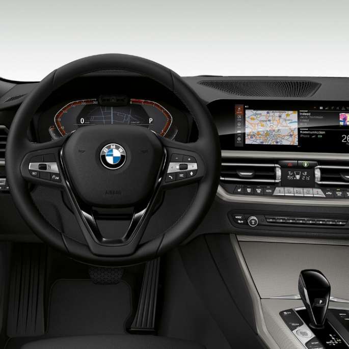 BMW Serie 3 Berlina, Cockpit della Versione Advantage. Primo piano frontale del cockpit lato guida della BMW Serie 3 Berlina con equipaggiamenti della Versione Advantage.