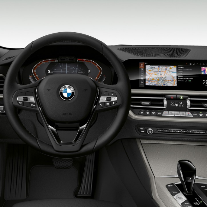 BMW Serie 3 Berlina, Cockpit della Versione Advantage. Primo piano frontale del cockpit lato guida della BMW Serie 3 Berlina con equipaggiamenti della Versione Advantage.