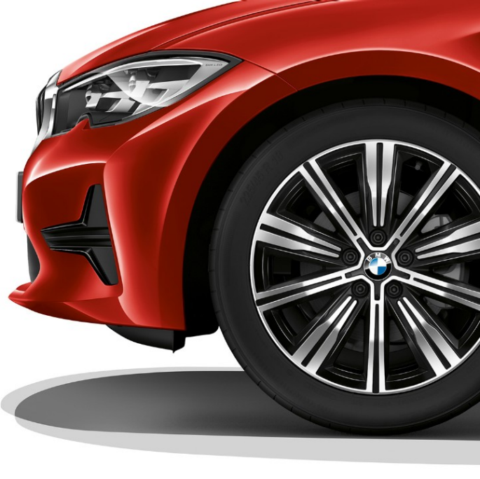 BMW Serie 3 Berlina, cerchi in lega leggera della Versione Advantage. Primo piano dei cerchi in lega leggera della BMW Serie 3 Berlina con equipaggiamenti della Versione Advantage.