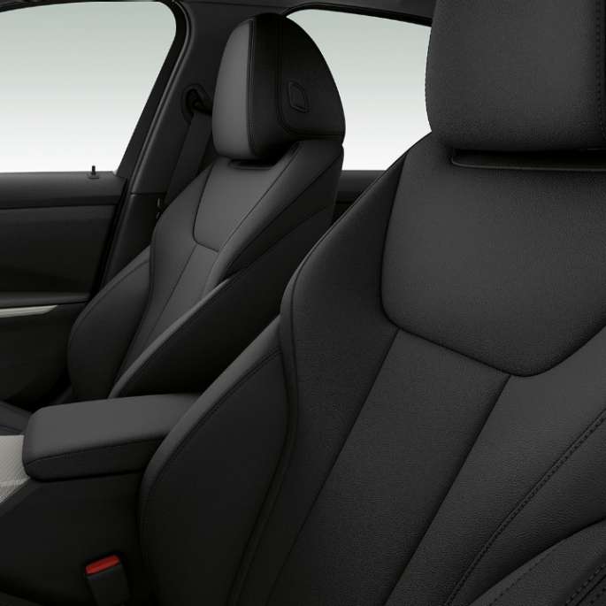 BMW Serie 3 Berlina, sedili anteriori della Versione Advantage. Primo piano laterale dei sedili anteriori della BMW Serie 3 Berlina con equipaggiamenti della Versione Advantage.