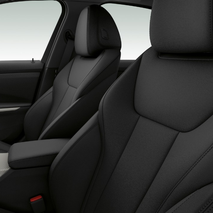 BMW Serie 3 Berlina, sedili anteriori della Versione Advantage. Primo piano laterale dei sedili anteriori della BMW Serie 3 Berlina con equipaggiamenti della Versione Advantage.