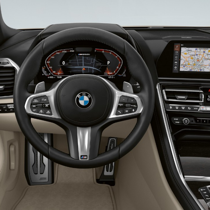 Nuova BMW M850i xDrive, Dravit Grey metallic, cockpit con volante M in pelle. Nuova BMW M850i xDrive, Dravit Grey metallic, cockpit con volante M in pelle.