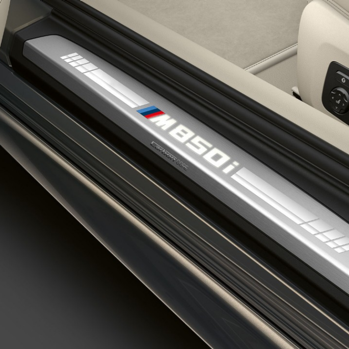 Nuova BMW M850i xDrive, Dravit Grey metallic, listello battitacco. Nuova BMW M850i xDrive, Dravit Grey metallic, listello battitacco.