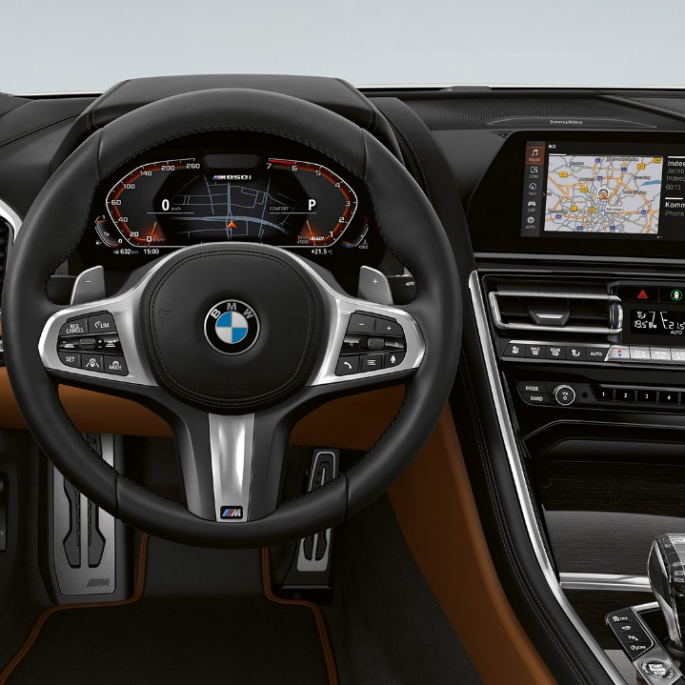 BMW M850i xDrive, Mineral White metallic, cockpit con volante M in pelle. BMW M850i xDrive, Mineral White metallic, cockpit con volante M in pelle.
