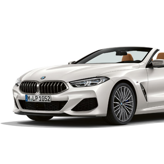 BMW M850i xDrive, Mineral White metallic, vista frontale a tre quarti. BMW M850i xDrive, Mineral White metallic, vista frontale a tre quarti.