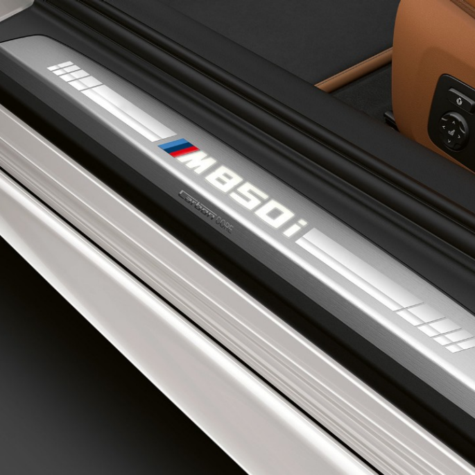 BMW M850i xDrive, Mineral White metallic, listello battitacco. BMW M850i xDrive, Mineral White metallic, listello battitacco.