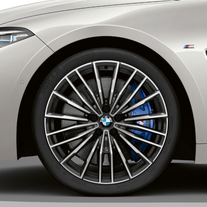 BMW M850i xDrive Mineral White Metallic, cerchi 20” in lega leggera multi raggi 729 M. BMW M850i xDrive Mineral White Metallic, cerchi 20” in lega leggera multi raggi 729 M.