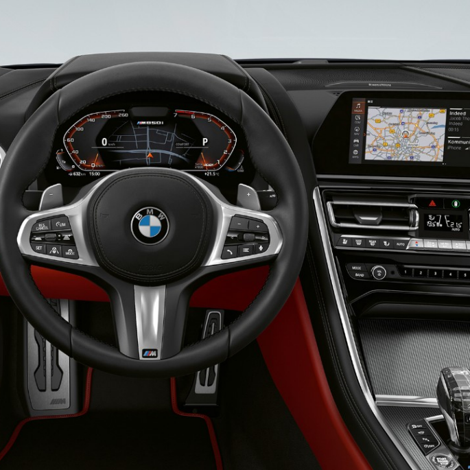 Nuova BMW M850i xDrive, Carbon Black metallic, cockpit con volante M in pelle. Nuova BMW M850i xDrive, Carbon Black metallic, cockpit con volante M in pelle.