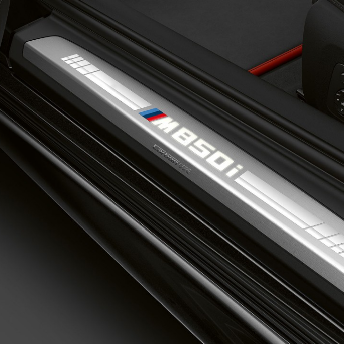 Nuova BMW M850i xDrive, Carbon Black metallic, listello battitacco. Nuova BMW M850i xDrive, Carbon Black metallic, listello battitacco.
